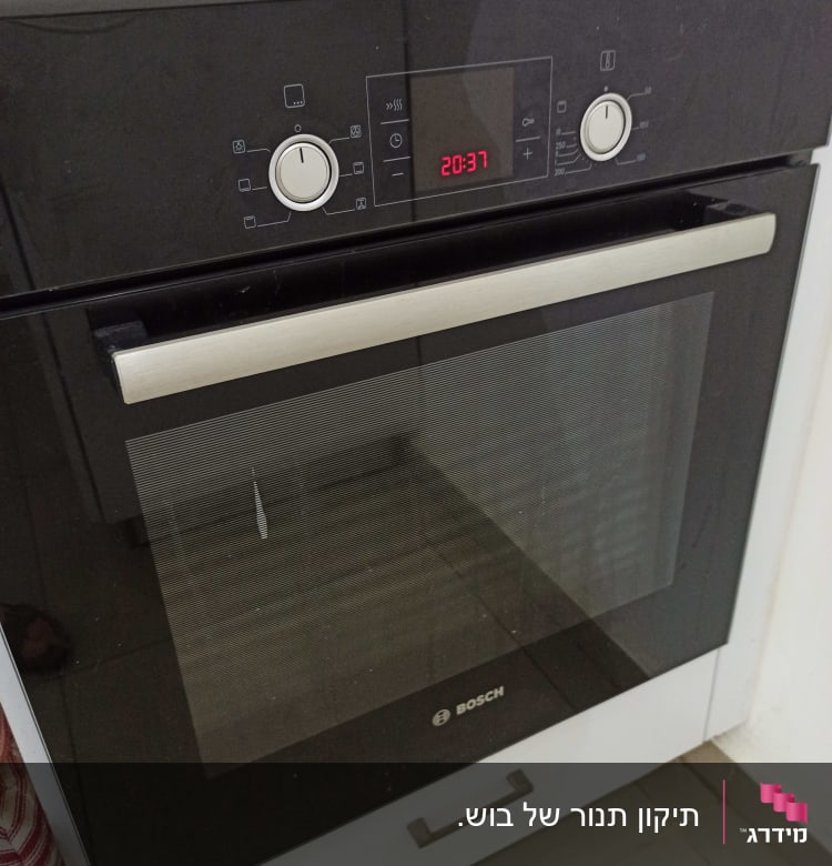 תנור אפייה חשמלי עם תצוגה דיגיטלית וכפתורים